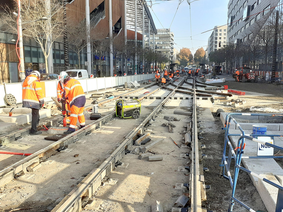  Installation de la future zone de retournement du tram T2 rue Paul-Montrochet, à l'angle de l'Hotel de Région