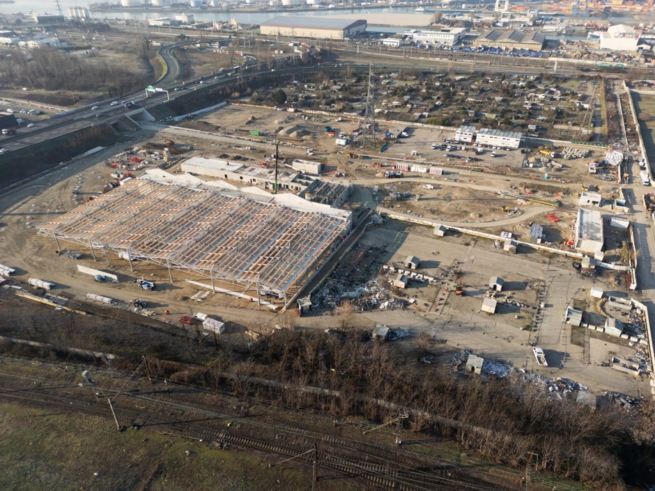  Vue aérienne du chantier du futur centre de maintenance (crédit : Éric Soudan / Alpaca Productions)