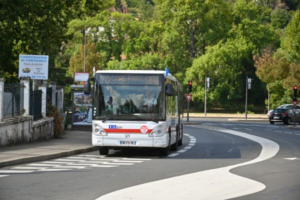 Bus de la ligne 70 sur un couloir aménagé dans le Val de Saône (crédit : Éric Soudan - Alpaca Productions)