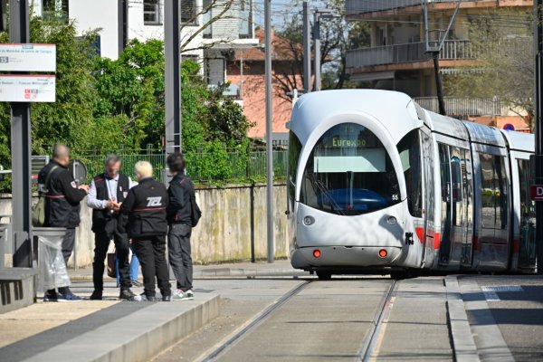 Contrôleurs sur une station de la ligne de tramway T5 (crédit : Éric Soudan - Alpaca Productions)