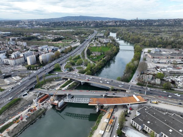Vue aérienne de l'ouvrage d'art du tramway T9 à Croix-Luizet (crédit : Garage Productions)