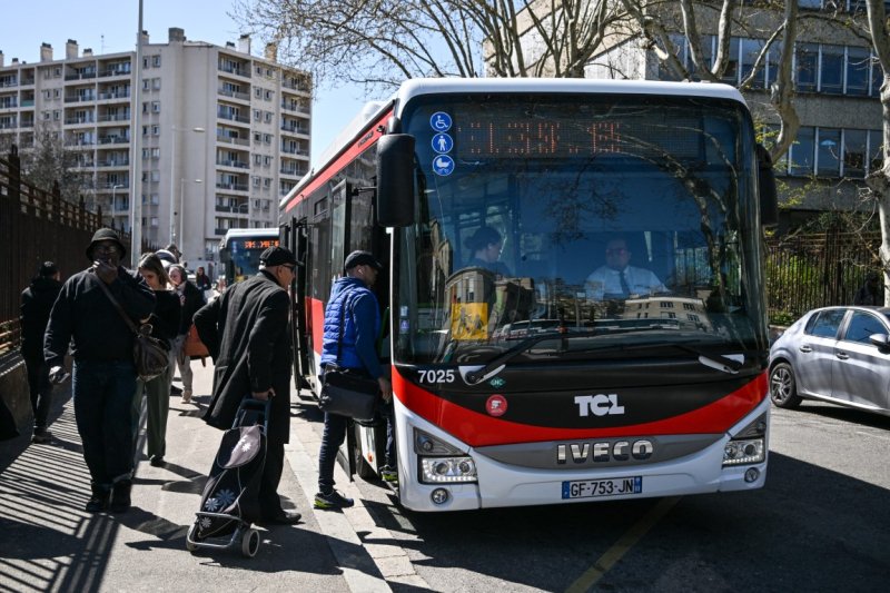 Photo d'un bus de la ligne 1E au terminus de Grange Blanche (crédit : Éric Soudan - Alpaca Productions)