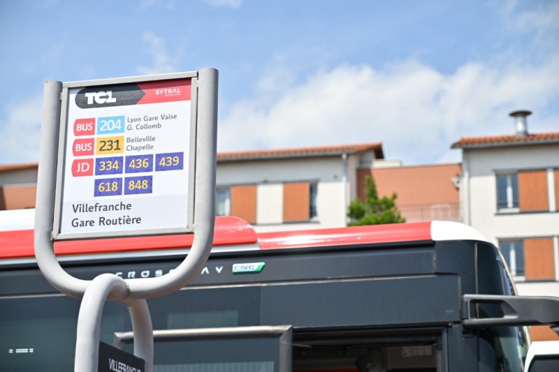 Poteau d'arrivée du réseau unifié TCL à Villefranche-sur-Saône (crédit : Eric Soudan - Alpaca Productions)