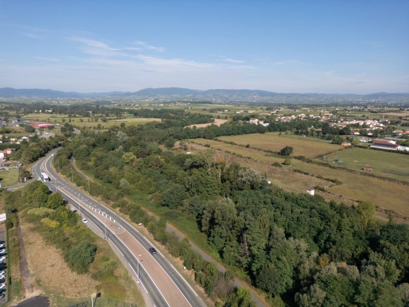 Vue aérienne à proximité de Belleville-en-Beaujolais (crédit : Éric Soudan - Alpaca Productions)