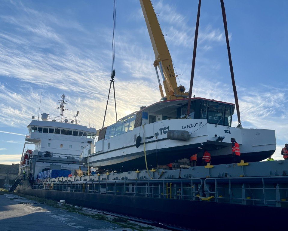 Chargement de la Fenotte à bord d'un cargo, dans le port de La Rochelle