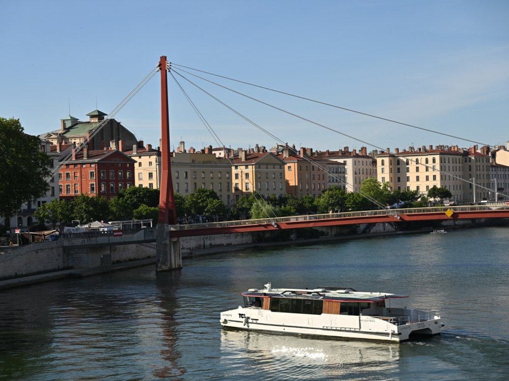 Navette fluviale sur la Saône, sous un temps ensoleillé