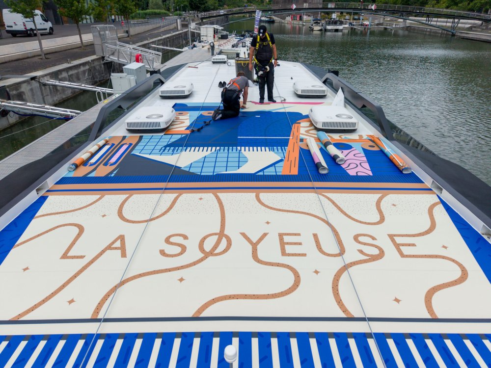 Pose de l'oeuvre décorative sur le toit du bateau "la Soyeuse"