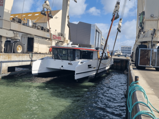 Mise à l'eau d'une navette sur le chantier de construction navale
