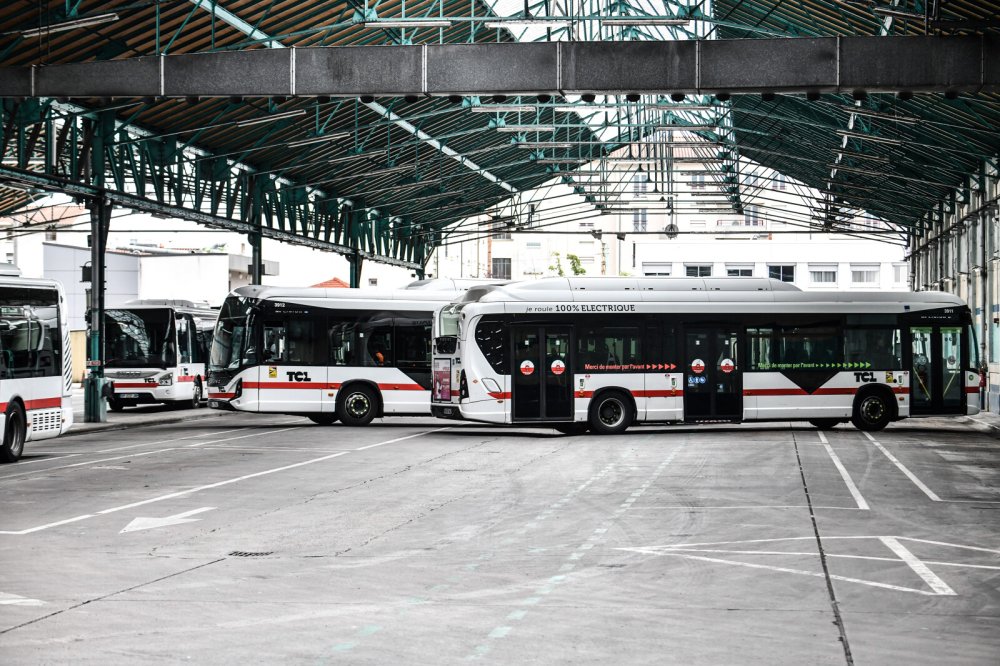 Bus électriques du réseau TCL dans un dépôt (crédit : Garisse Soudan - Alpaca Productions)
