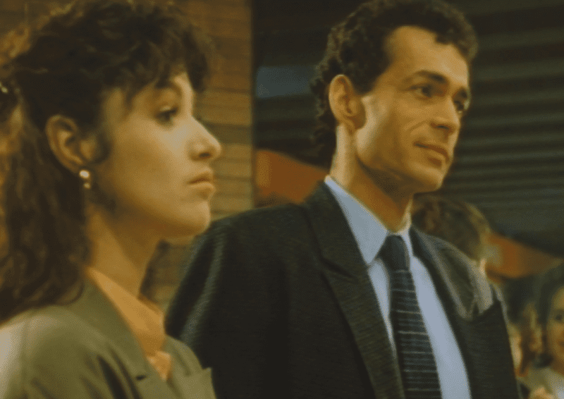 Capture d'écran d'une scène du court métrage Passions Transports : plan en contre-plongée des deux personnages (une femme et un homme) sur le quai de la station de métro Cordeliers