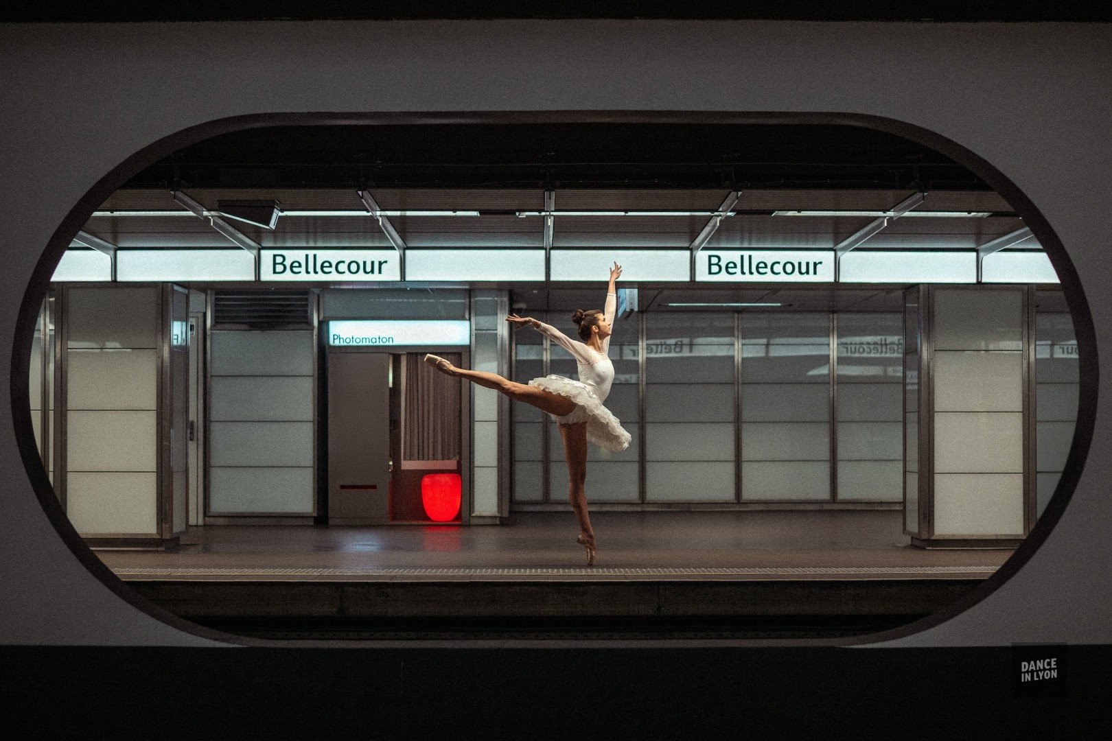 Dance in Lyon par Yanis Ourabah – Danseuse à la station Bellecour, métro A