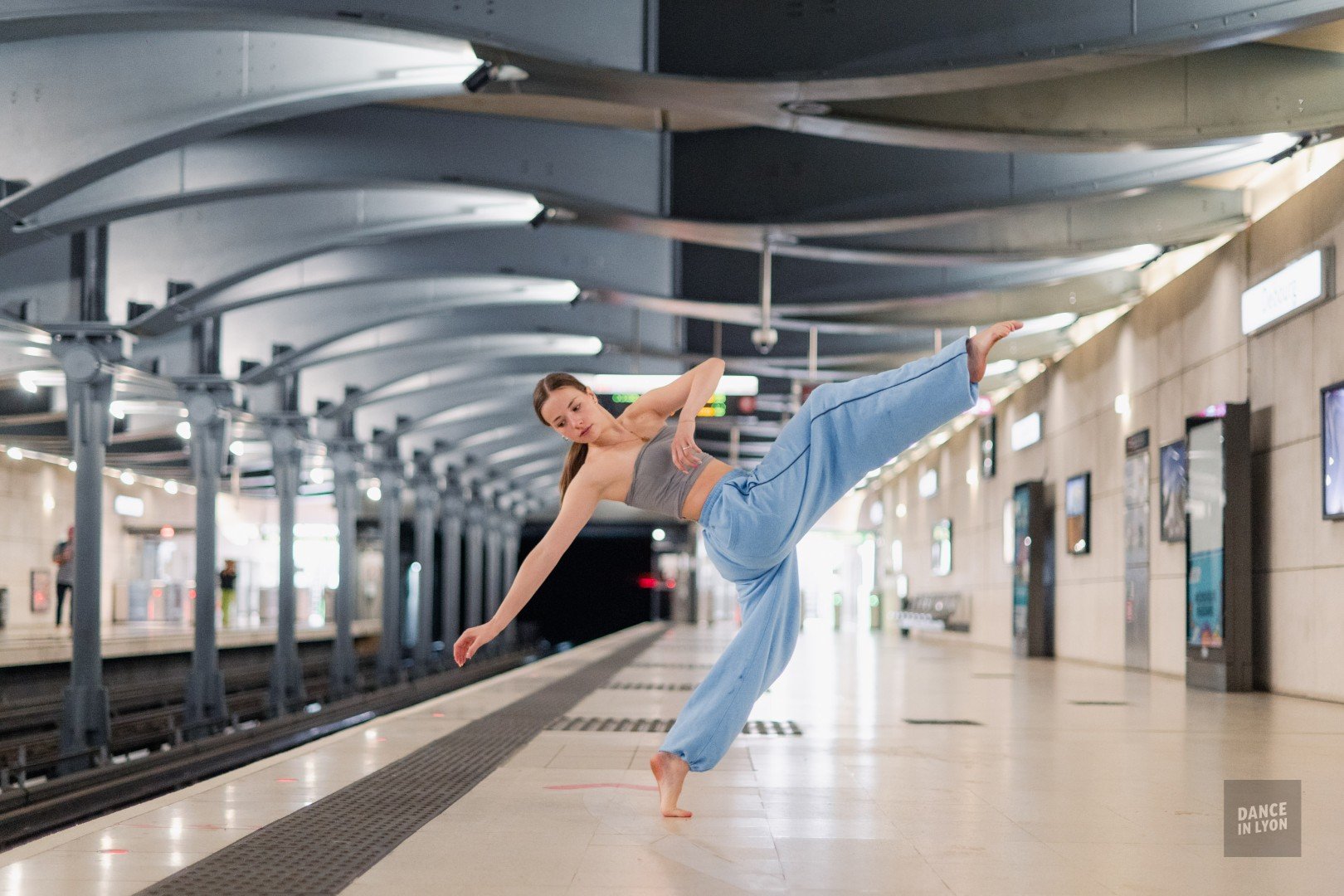 Dance in Lyon par Yanis Ourabah – Danseuse à la station Debourg, métro B