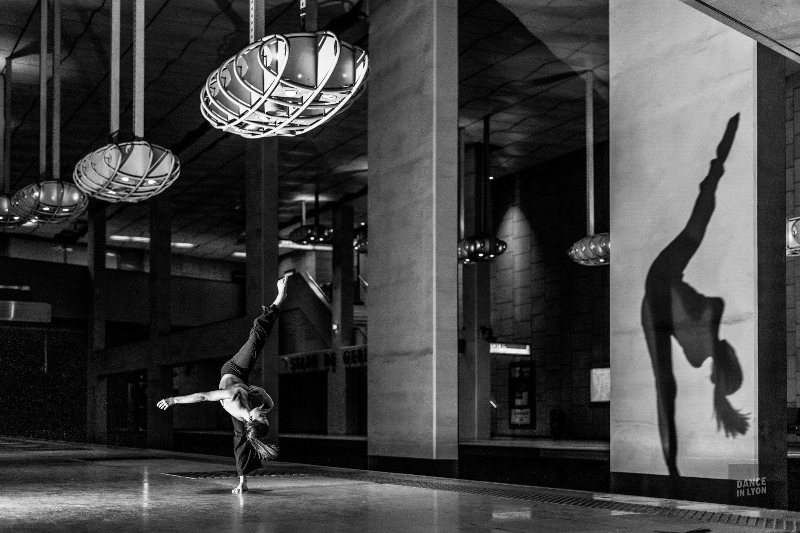 Dance in Lyon – Danseuse à la station Stade de Gerland Le LOU, métro B