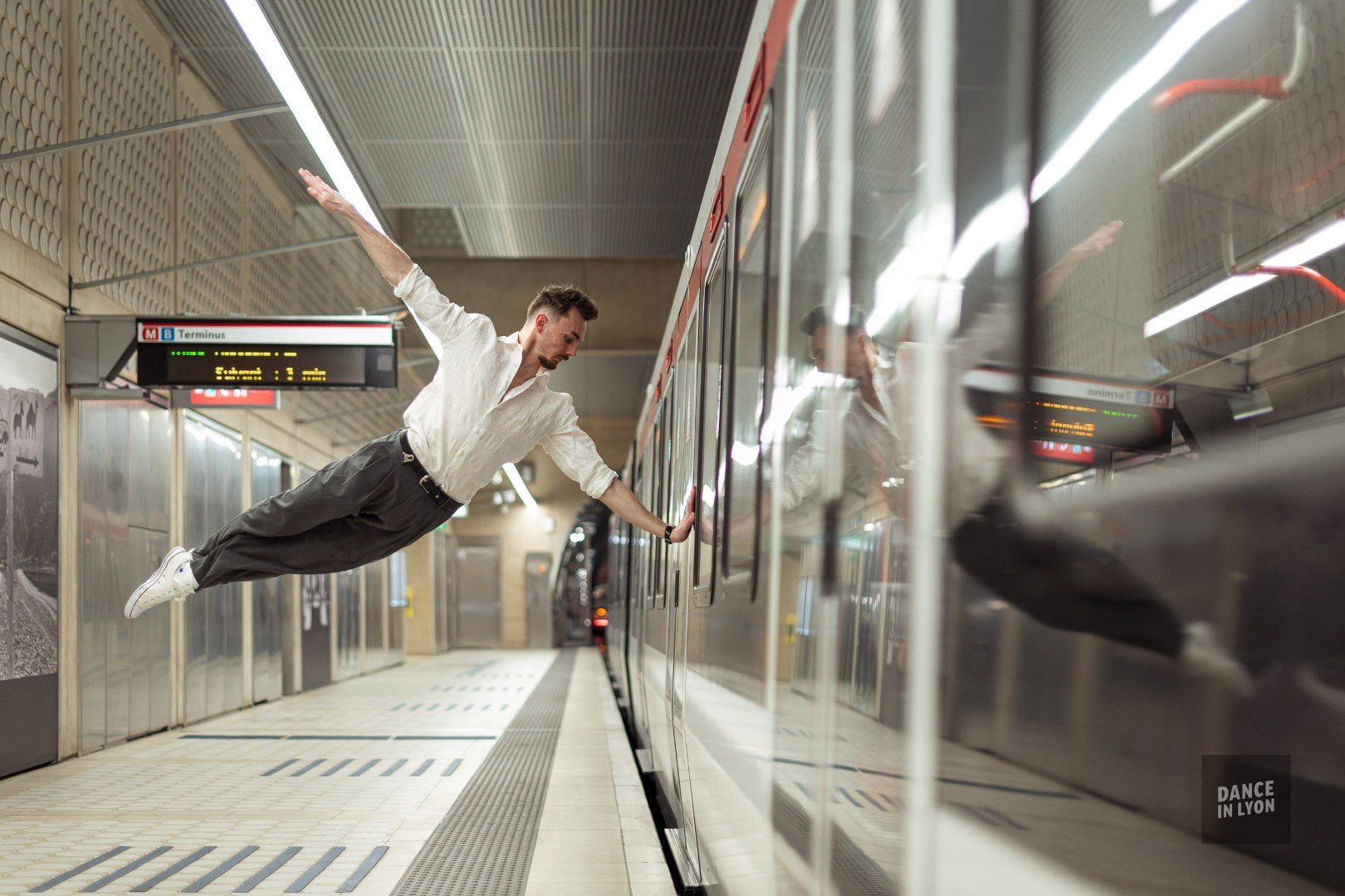 Dance in Lyon – Danseur à la station Saint-Genis-Laval Hôpital Lyon Sud, métro B