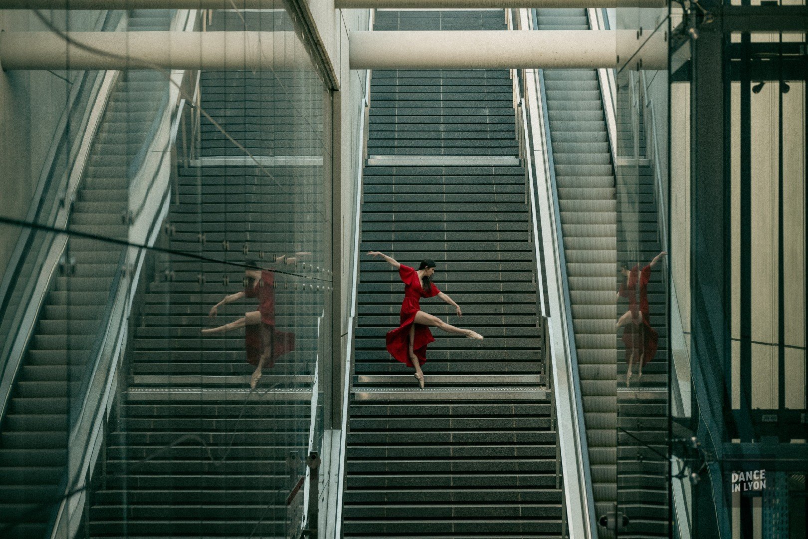 Dance in Lyon par Yanis Ourabah – Danseuse à la station Oullins Centre, métro B