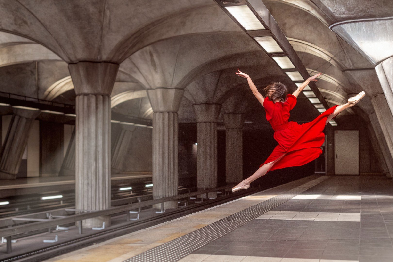 Dance in Lyon par Yanis Ourabah – Danseuse à la station Parilly, métro D