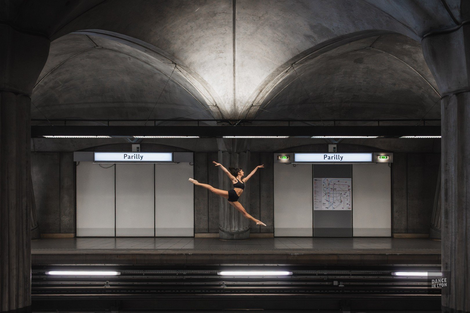 Dance in Lyon par Yanis Ourabah – Danseuse à la station Parilly, métro D