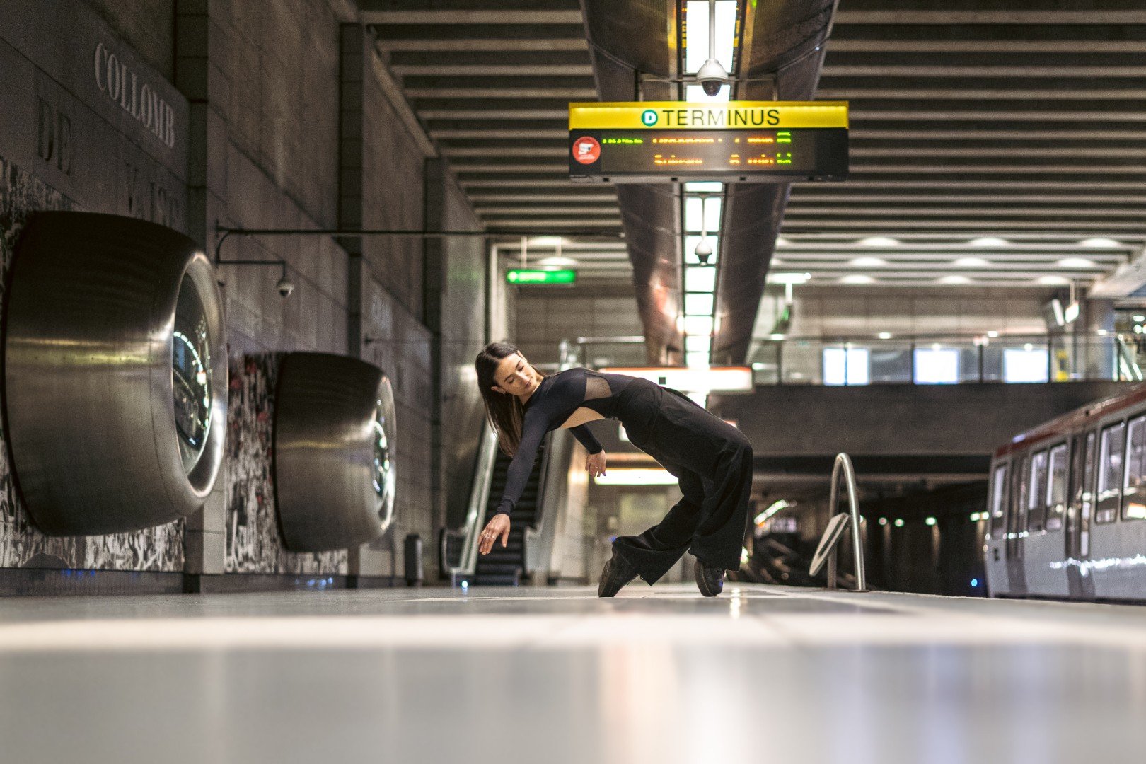 Dance in Lyon – Danseuse à la station Gare de Vaise Gérard Collomb, métro D