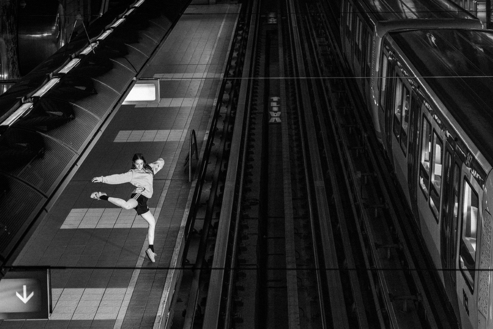 Dance in Lyon – Danseuse à la station Gare de Vaise Gérard Collomb, métro D
