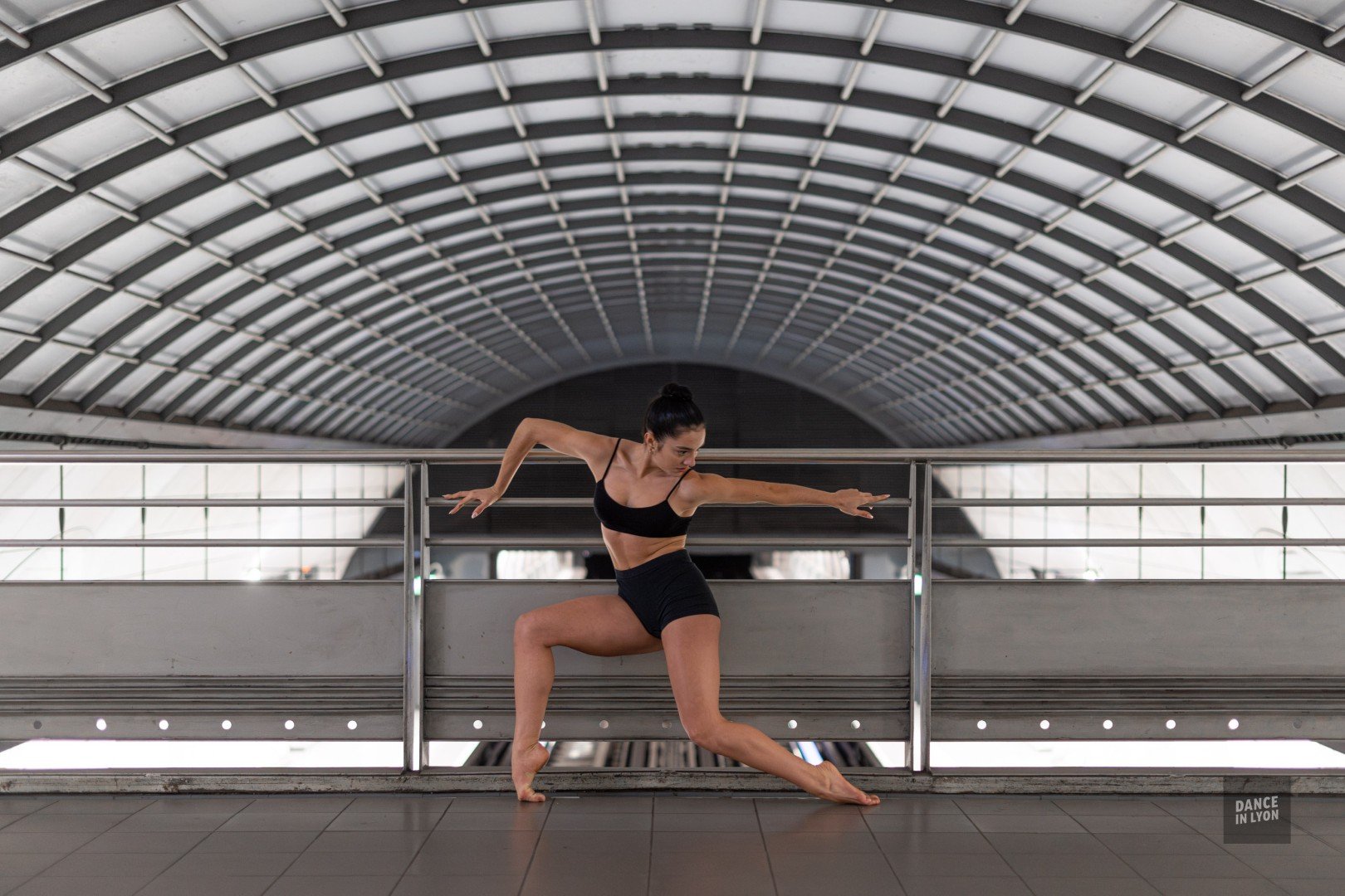 Dance in Lyon – Danseuse à la station Vieux-Lyon Cathédrale Saint-Jean, métro D