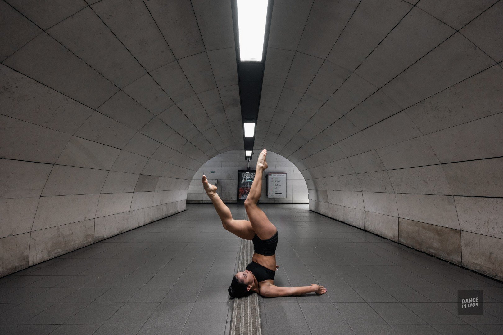 Dance in Lyon – Danseuse à la station Vieux-Lyon Cathédrale Saint-Jean, métro D