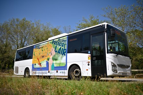 Car TCL blanc habillé d'une livrée avec la campagne des Echappées Nature