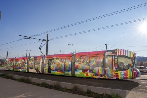 Rame de tramway habillée par l'artiste Okuda (crédit : Blandine Soulage)