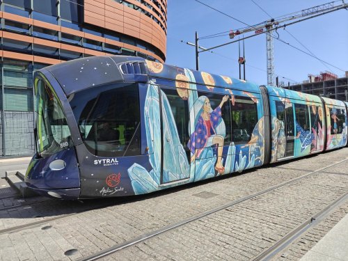 Rame de tramway habillée par le duo d'artistes Atelier Sentô