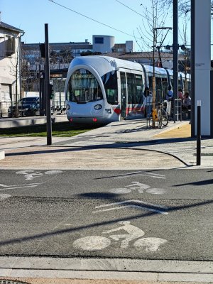 Voie lyonnaise 12 et arrêt T6 Kimmerling-Genêts