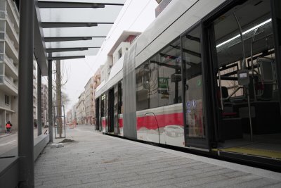 Photo d'un TB11 arrêté à une station
