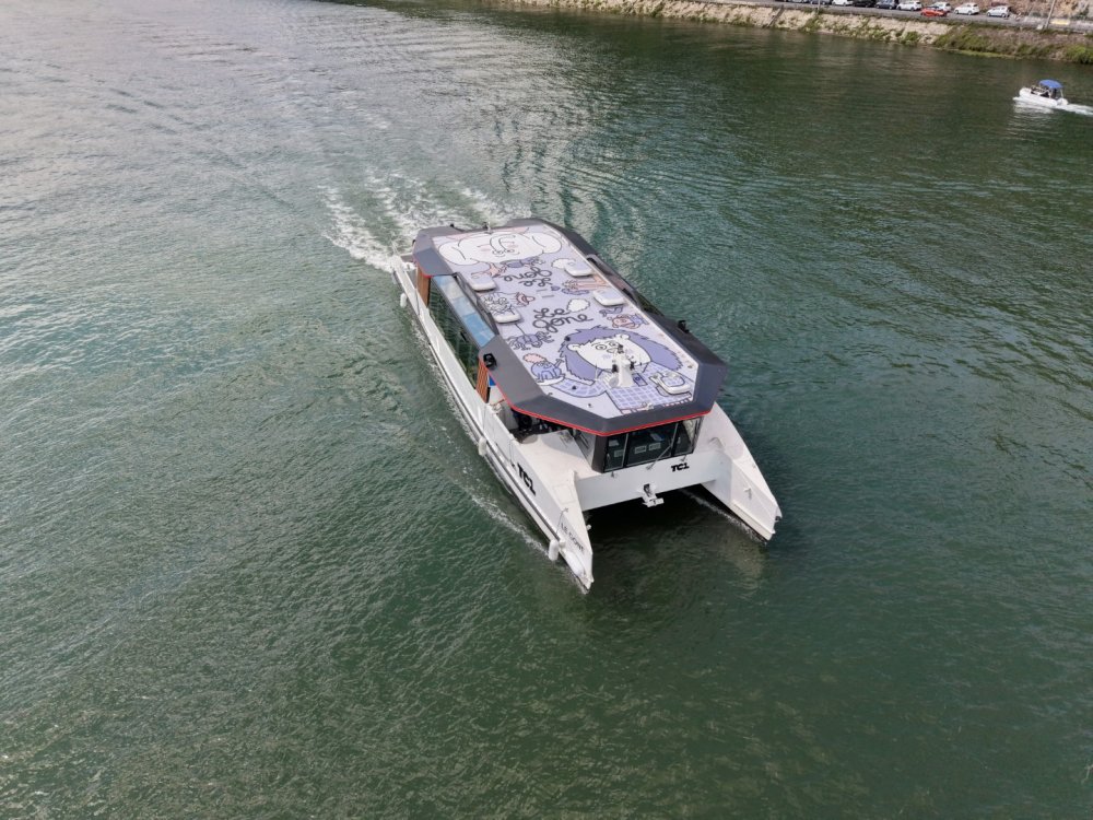 Vue aérienne du Gone naviguant sur la Saône (crédit : Éric Soudan - Alpaca Productions)