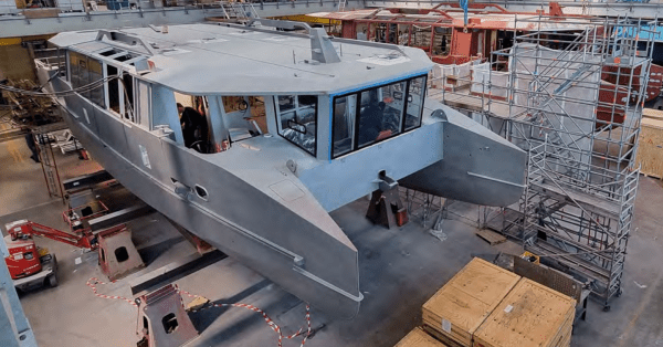 Bateau en construction sur le chantier naval des Sables d'Olonne