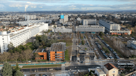 Vue aérienne des Hôpitaux Est (crédit : Garage Productions)