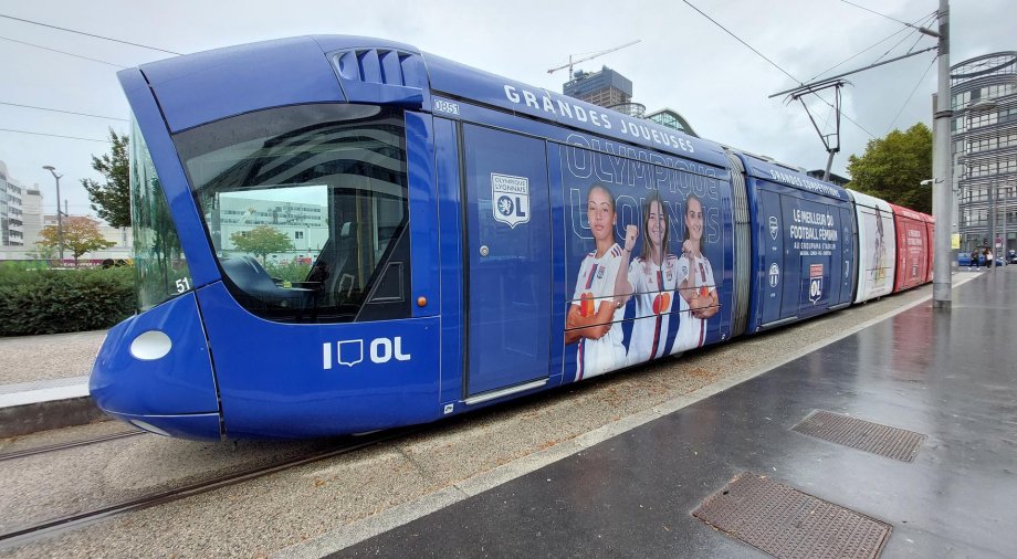 Aux côtés de l'équipe féminine de l'Olympique Lyonnais