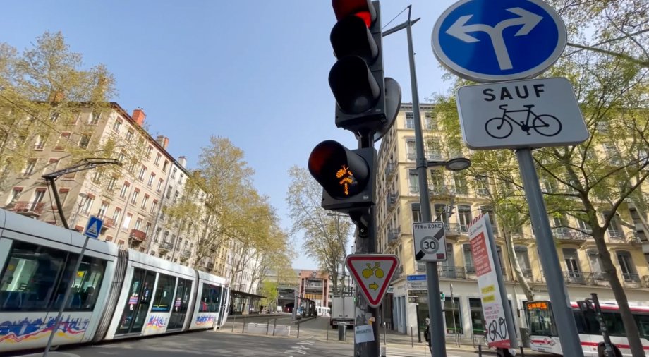 Un dispositif de feu cyclistes innovant sur le cours Charlemagne !