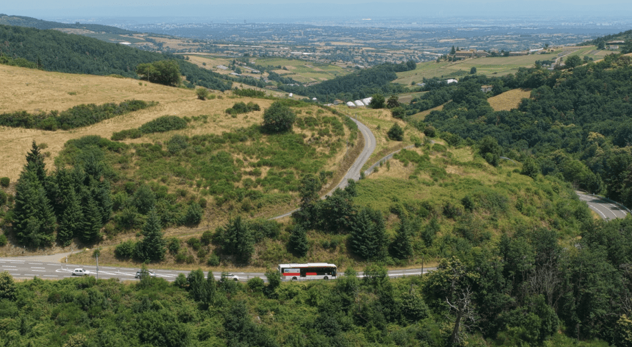 Vue aérienne d'un car TCL dans les Monts du Lyonnais