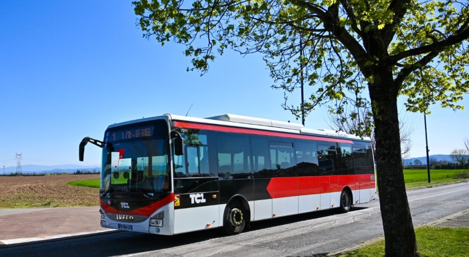 Photo d'un véhicule TCL sur la ligne 1E. Crédit : Éric Soudan - Alpaca Productions