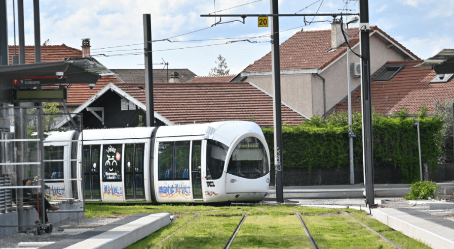 Rame de tramway à la nouvelle station Chassieu ZAC du Chêne sur la ligne T5 (crédit : Éric Soudan - Alpaca Productions)