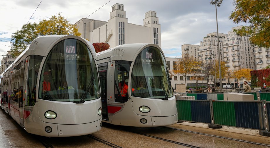 Deux rames de tramway en essais sur le prolongement de la ligne T6, à la future station Hôtel de Ville - TNP