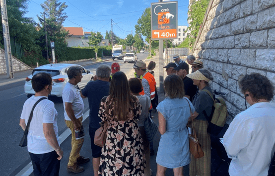 un groupe participe à une balade urbaine
