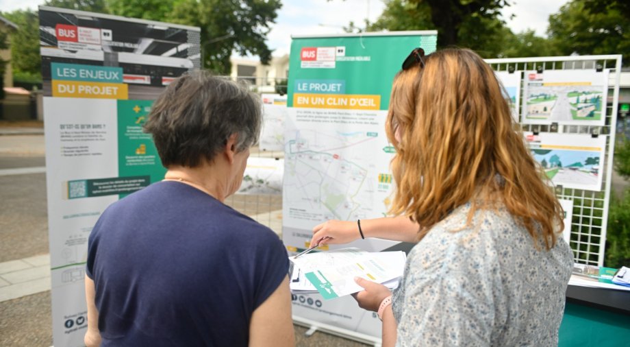 Stand d'information sur le prolongement du BHNS, pendant la concertation préalable à l'été 2025 (crédit : Éric Soudan - Alpaca Productions)