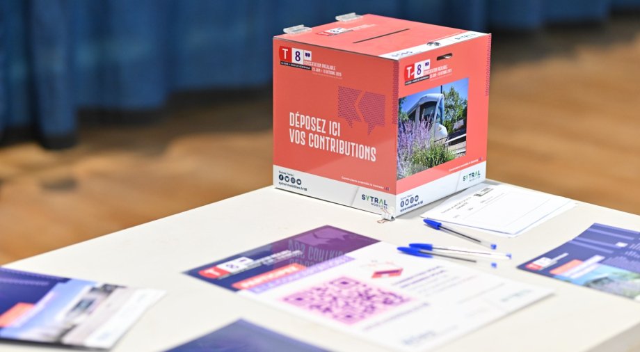 Détail d'une boîte dédiée au recueil des contributions lors d'une rencontre pendant la concertation du projet T8 (crédit : Éric Soudan - Alpaca Productions)