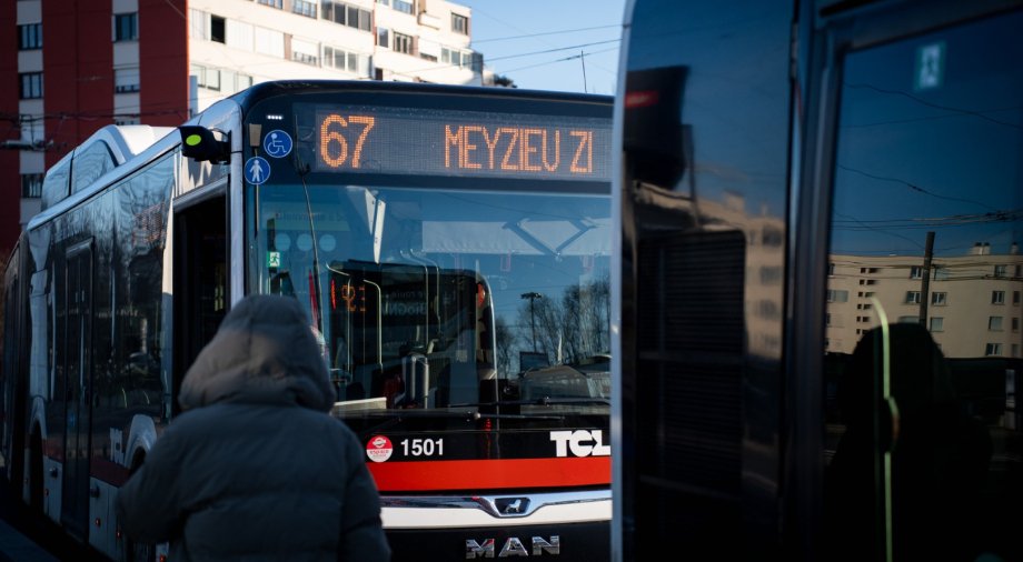 Bus de la ligne 67 au terminus Laurent Bonnevay