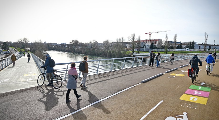 Des usagers traversent le pont de Saint-Jean à pied et à vélo (crédit : Jean-Philippe Malartre)