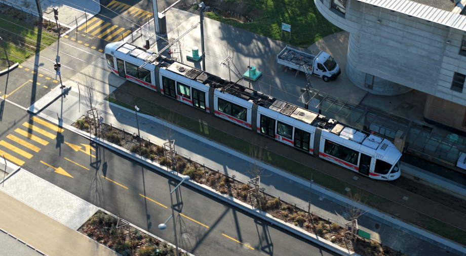 Vue aérienne d'une rame de T6 à la Doua (crédit : Garage Productions)