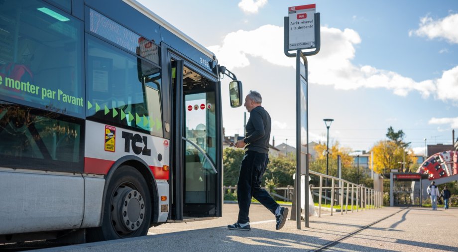 Un bus TCL à l'arrêt Gare d'Oullins (crédit : Vincent Delesvaux pour TCL Relation Usagers)