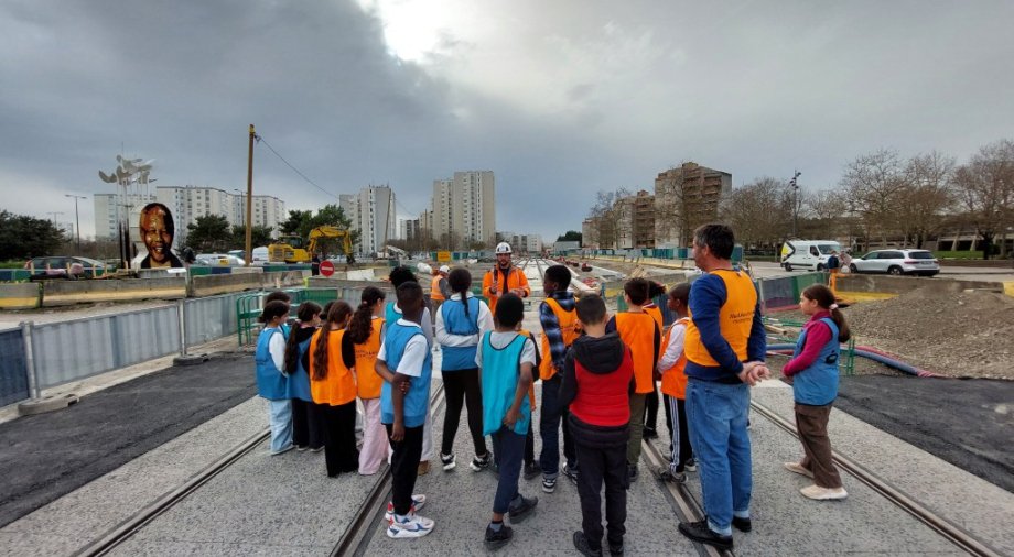 Les enfants de l'école Lorca attentifs aux explications du conducteur travaux !