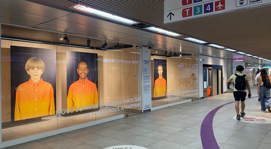 Vitrines d'exposition de la Biennale d'art contemporain dans la station Part-Dieu