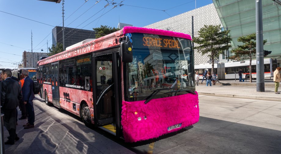 Un bus habillé d'une fourrure rose stationné à un arrêt dans le secteur de Lyon Part-Dieu