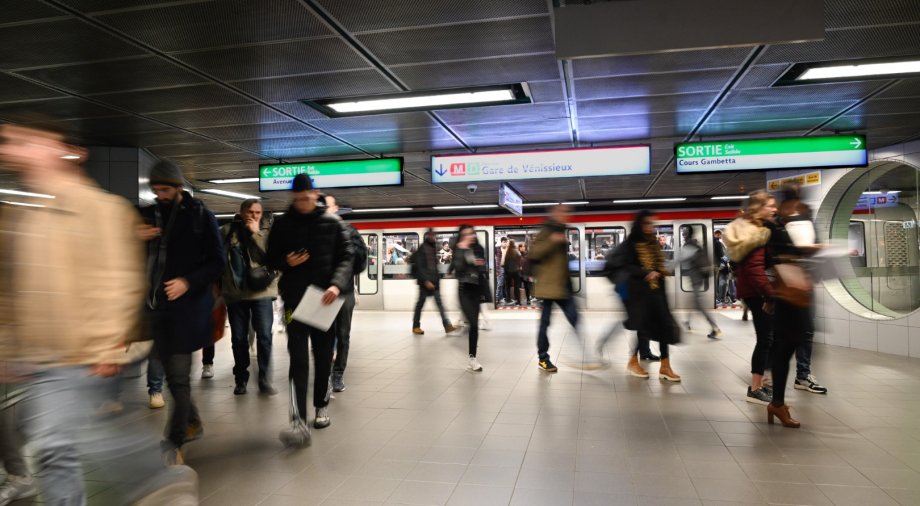 Usagers dans la station de métro Saxe-Gambetta (crédit : Éric Soudan - Alpaca Productions)